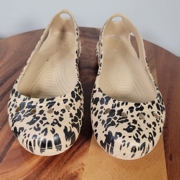 CROCS Leopard Print Flats Size 8 Animal Casual Comfy - Picture 5 of 16